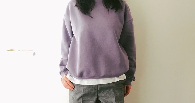 GUのスウェット990円はくすみパープルを指名！　レイヤードで楽しむ大人コーデ
