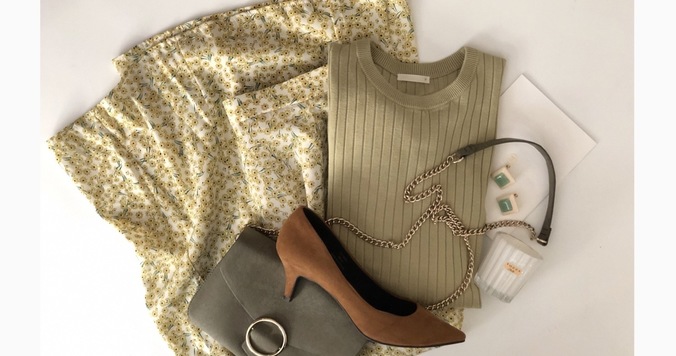 「それ、どこの？」と聞かれるGU花柄スカート。イエローで華やか上品コーデ