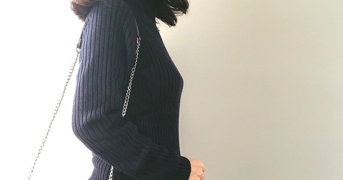 無印良品2990円のチクチクしないタートルセーター。デニムと楽しむ大人コーデ