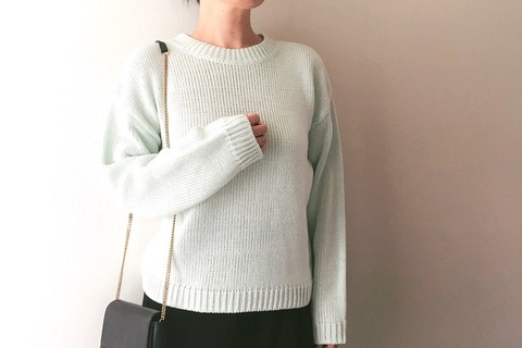 GU「ライトグリーンセーター」790円で叶える、“春感”大人の白スニーカーコーデ