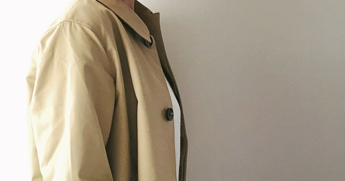 無印良品のステンカラーコートU5000。春先の大人カジュアルコーデ