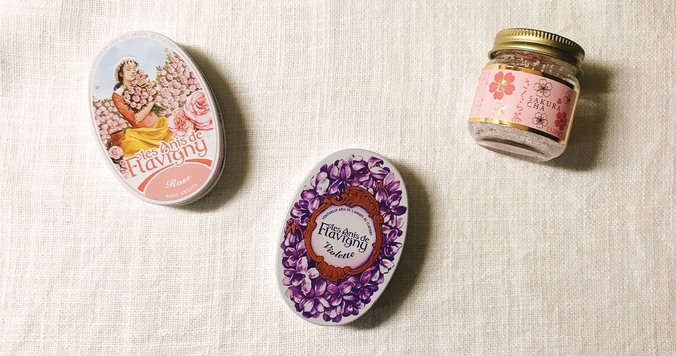 花に囲まれた食卓。妖精気分を演出するアイテム