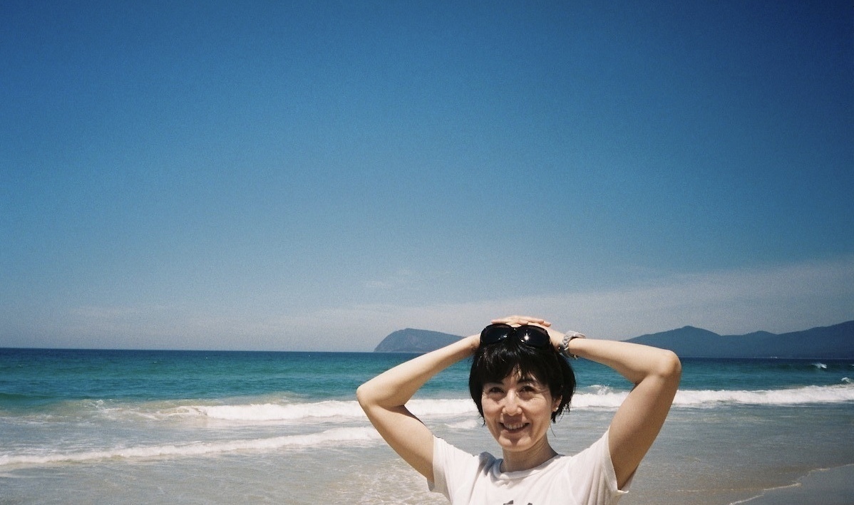 この顔で泣いて笑って、生きてきた。たくさん刻まれた笑い皺も心地いい