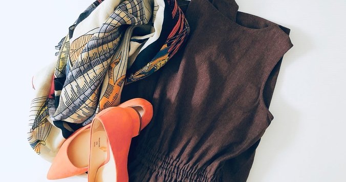 GUの美シルエットワンピース1490円。夏の着こなしテクニックをご紹介