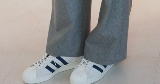 “ワイドパンツ×スニーカー”は相性抜群。