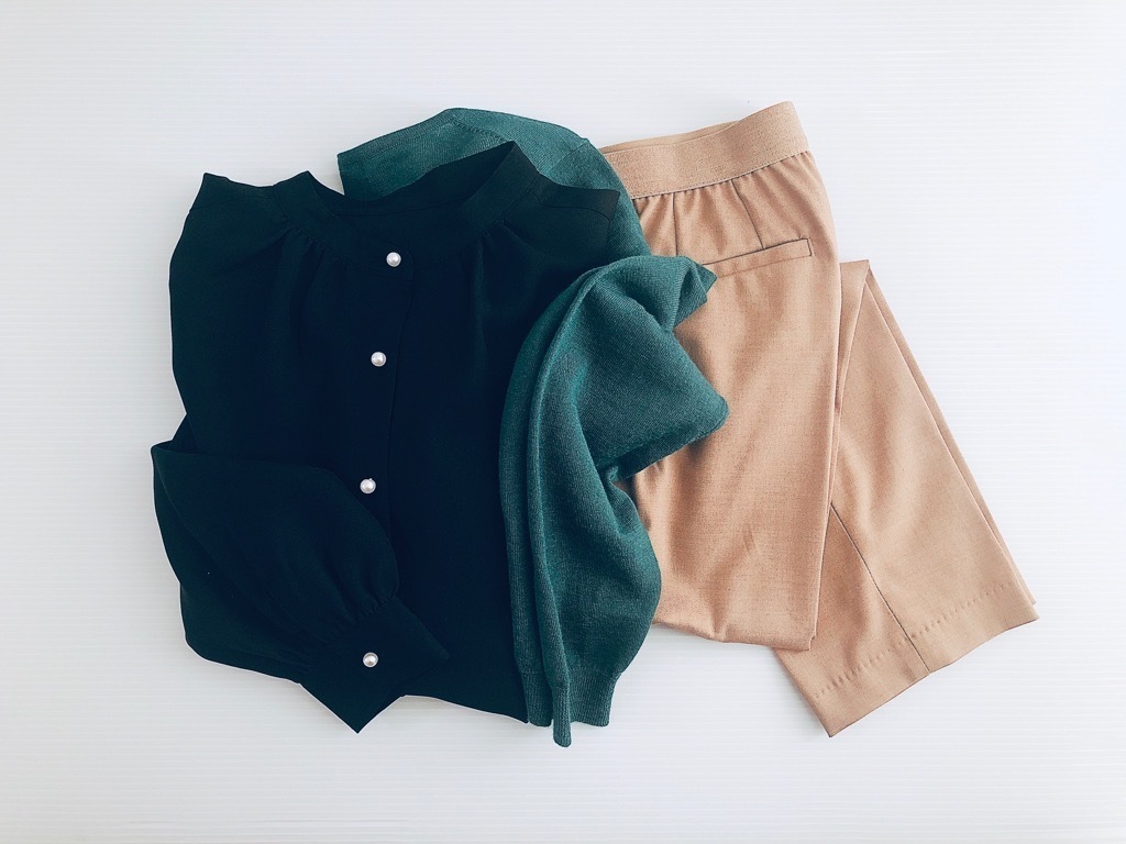 GUのパールブラウス1990円で着映える! 大人フェミニンコーデに◎