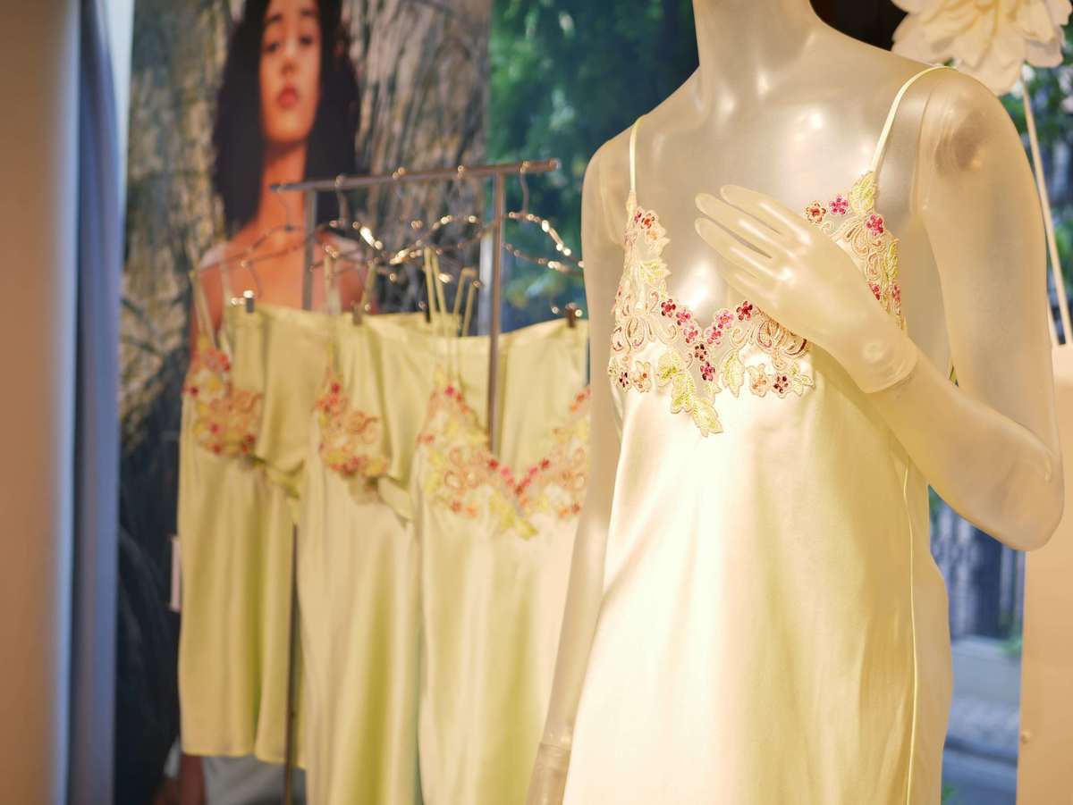 人気激安最終値下げ　ラペルラ　ドレス　LA PERLA ロングナイトドレス ルームウェア・パジャマ
