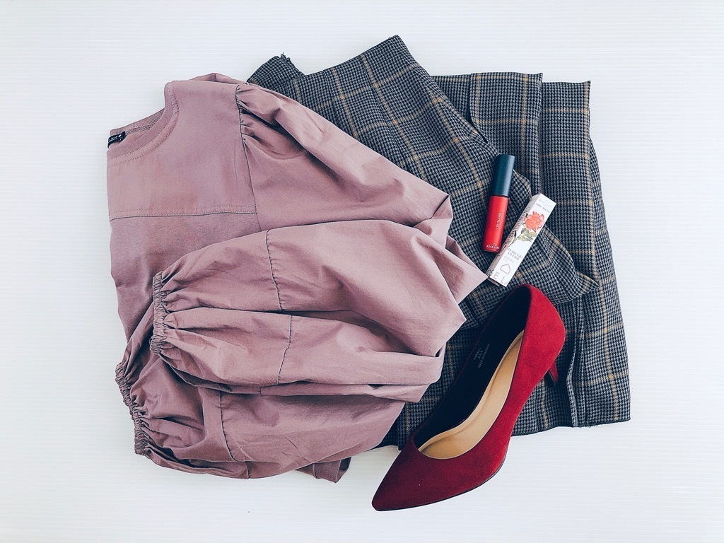 ZARAのバルーン袖トップス×秋リップ。リモートワークに着映える秋の大人コーデ3選