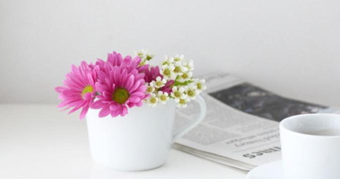 忙しくて花屋に行けないあなたに。スーパーの花はダイニングテーブルに小さく飾る。