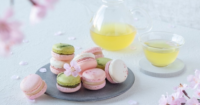 春のティータイムにぴったりな桜薫るマカロンと日本茶で贅沢なひとときを