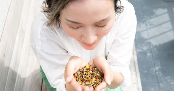 あの「しきじ」と北里研究所病院の最強タッグで至福の薬草入浴剤が誕生