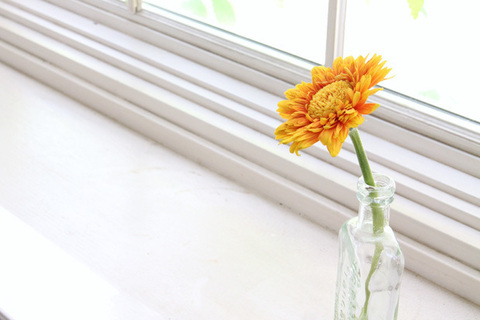 「西の窓辺に黄色い花を飾りなさい」という風水で幸せにはなれない