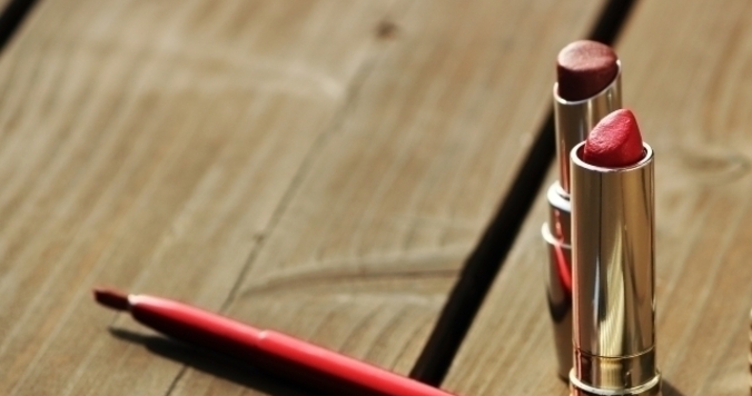 赤系アイライナーで大人の色気あふれる目元に！賢いアラフォー女子は赤コスメをうまく取り入れる