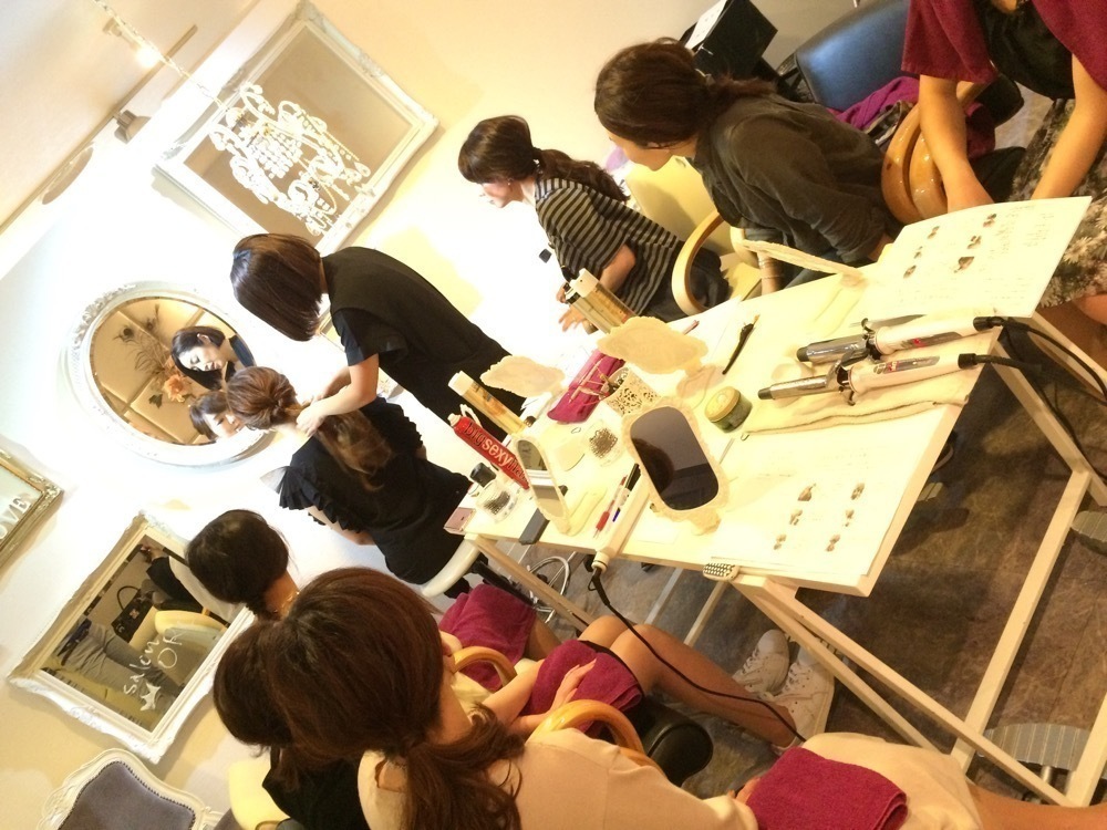 ヘアスタイリストに教わるふんわりまとめ髪♪　札幌DRESS部イベントレポート