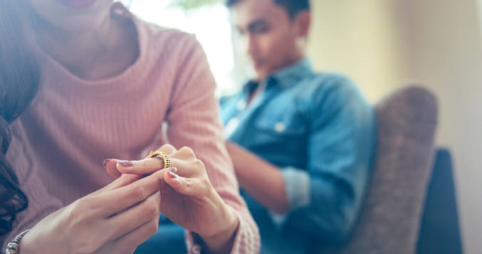 他人の不倫に厳しい人たちが抱える“願望”