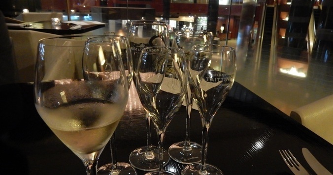 “泡”飲み放題＋タパスセットの「シャンパンソーシャル」で癒やしの時間を