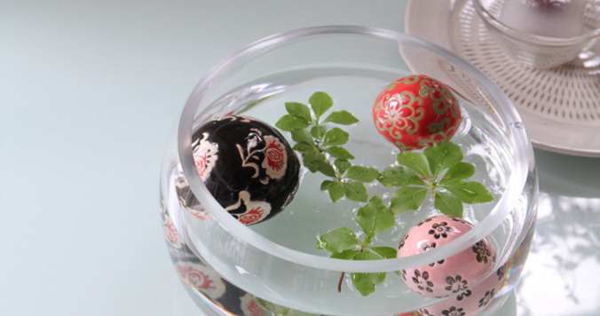 ムダや余白が涼を生む。浮き球と葉を浮かべるだけの夏インテリア