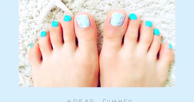 デキる女の決断クローゼット #2　素爪×ストッキング×サンダルは「おばさん」度を上げる