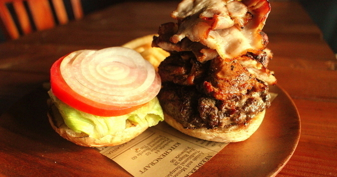 肉を欲する日に。牛・豚・鶏が350g超の豪華ハンバーガー「Carnival」が新登場