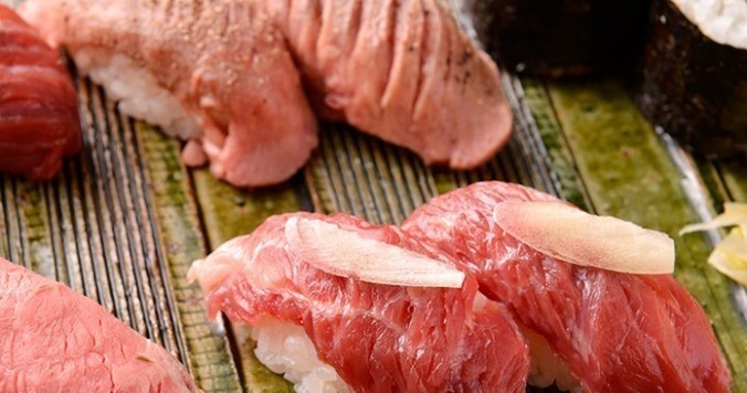 肉寿司盛り合わせを堪能できるコースが1000円オフに、横浜 肉寿司で
