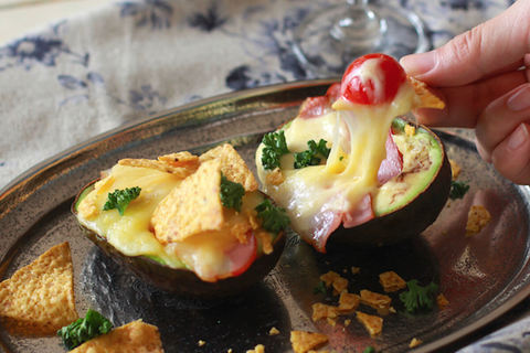 【おつまみレシピ】3分で作れる「とろ〜りチーズのピザカド」でおしゃれな晩酌を