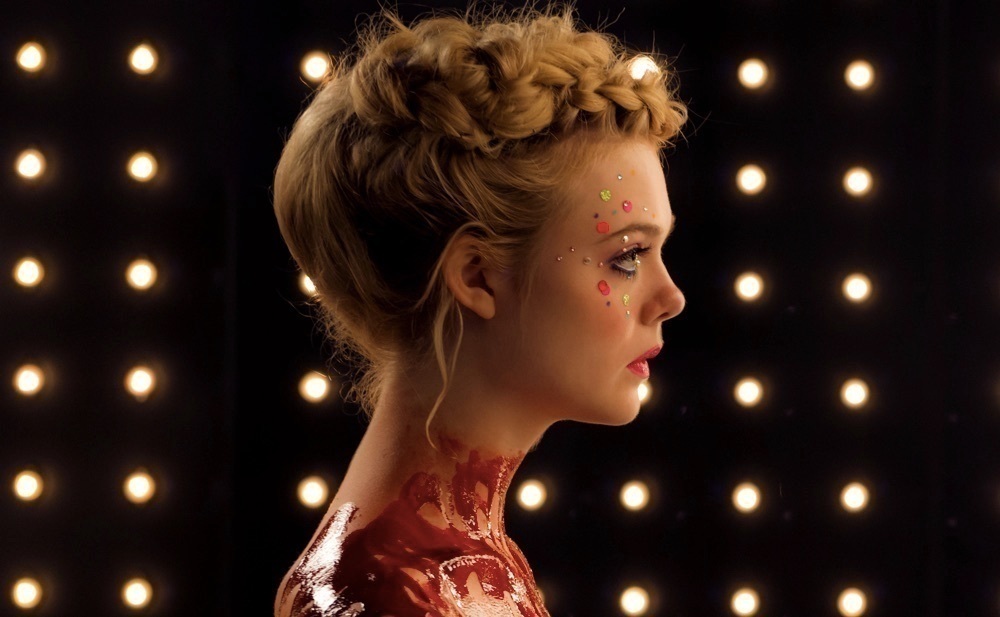 【映画】ファッション業界の裏側に渦巻く欲望を鮮烈に描いた『ネオン・デーモン』、1月13日より公開