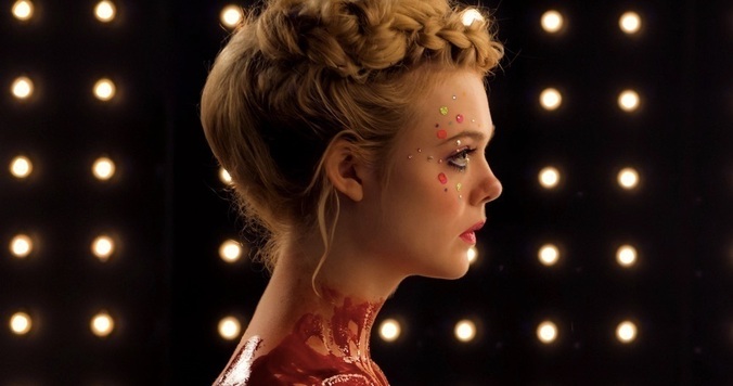 【映画】ファッション業界の裏側に渦巻く欲望を鮮烈に描いた『ネオン・デーモン』、1月13日より公開