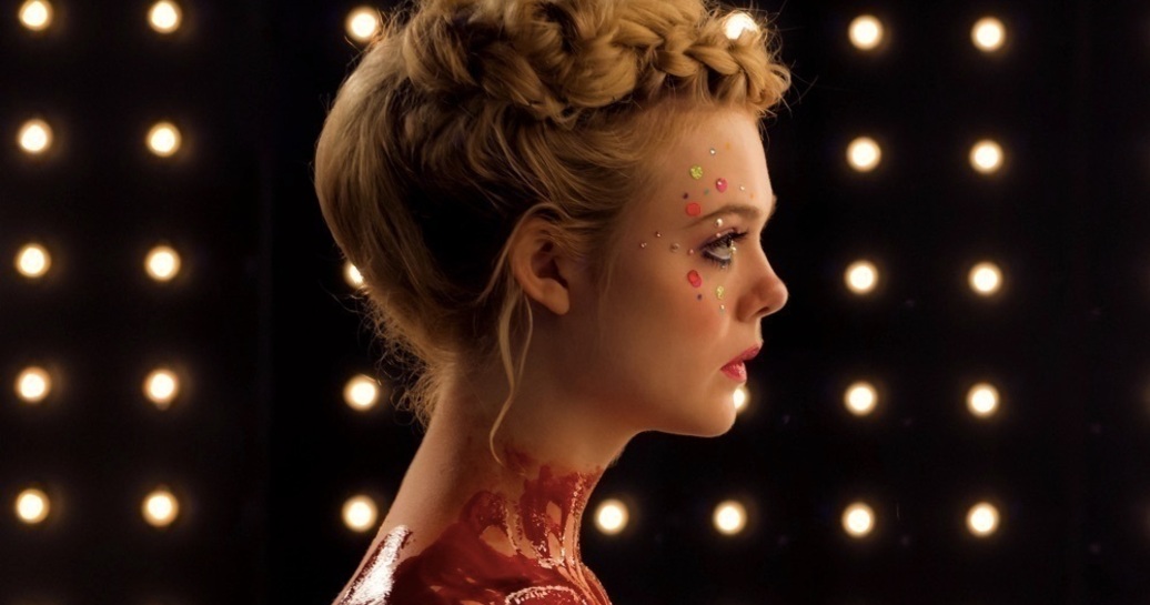【映画】ファッション業界の裏側に渦巻く欲望を鮮烈に描いた『ネオン・デーモン』、1月13日より公開