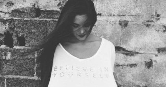 冬のホワイトコーデは「縦ライン」を作れば細見えが叶う