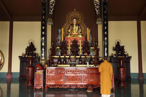 ベトナムのマーケットと、大乗仏教の寺院を巡る