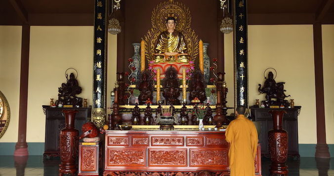 ベトナムのマーケットと、大乗仏教の寺院を巡る