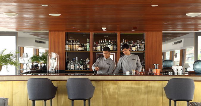 アクア・メコンのもう一つの魅力 “動くバー＆ラウンジ”