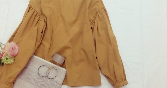 バルーンスリーブブラウスを上品カジュアルに見せる優秀ボトムスはデニム!?