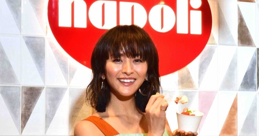 ナポリ広尾店限定のCraft icecream(クラフトアイスクリーム)にモデルのクリス-ウェブ 佳子さんが舌鼓