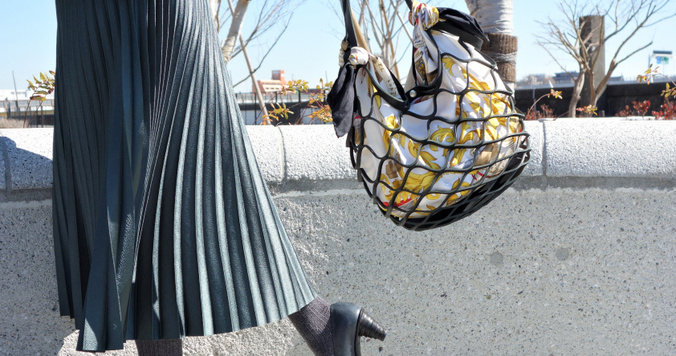 スカーフで“着せ替え”るおしゃれなバッグ