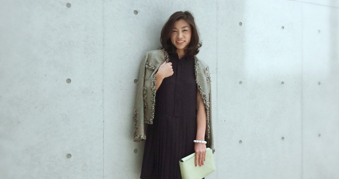 シルバーグレーのタイツを春コーデにプラス。かろやかで品良い足元に