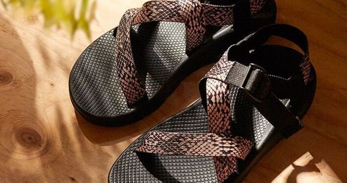 ADAM ET ROPE × Chacoの復刻 別注サンダル