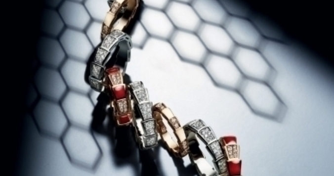 ブルガリの新作「セルペンティ ヴァイパー リング」は毒っぽくて美しい