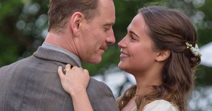 見る者の心を激しく揺さぶる愛の物語 -『光をくれた人』 古川ケイの「映画は、微笑む。」#12