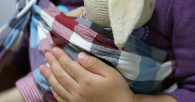 おすすめ育児グッズ「スリング」のメリット！　短い抱っこ期間を楽しもう