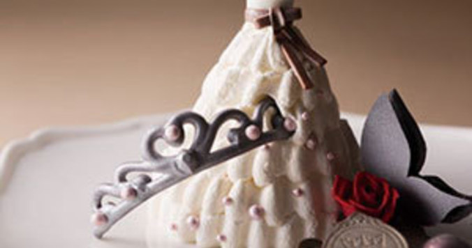 純白のウエディングドレスをイメージした華やかなケーキ