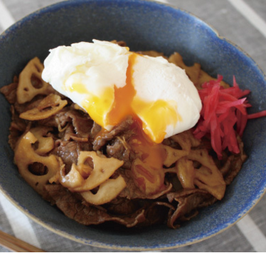 トロトロたまごを乗せた、牛とレンコンのしぐれ丼【夜12時のシンデレラごはん】