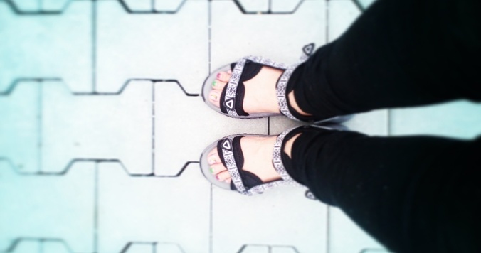 夏は足元から！　チェコ定番のサンダルとペディキュアで上品な色合わせを