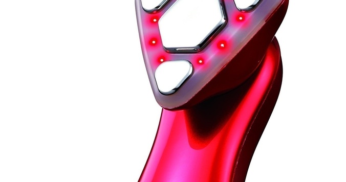 自宅でエステ並のトリートメントを。１台に５役搭載のリフトケア美容器