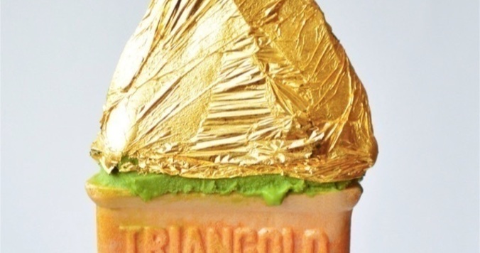  お茶屋の人気ジェラートに金粉をトッピング。贅沢な味わいを堪能