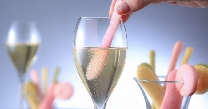 シャンパンとシャンパンに浸して食べるスイーツ「ビスキュイローズ」を味わう贅沢時間