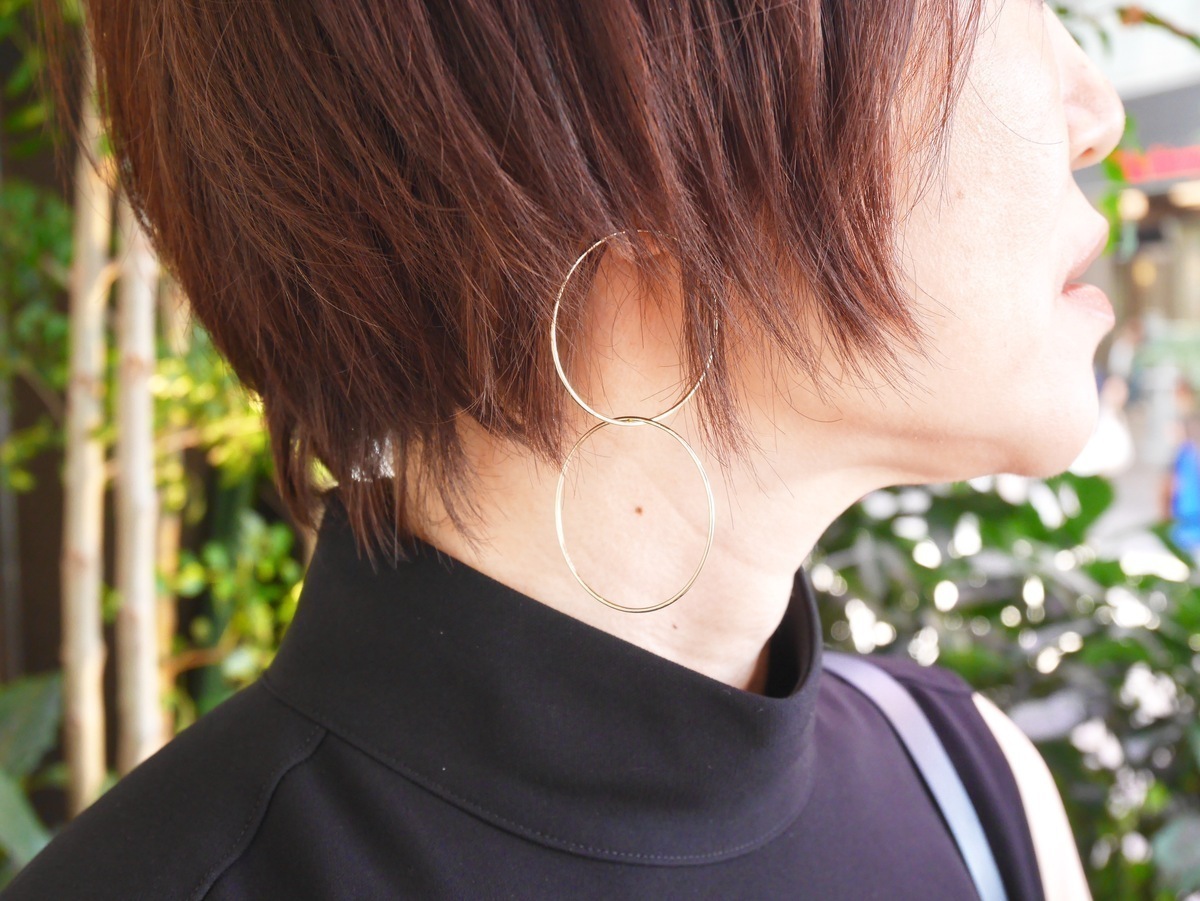 【おしゃれびとスナップ #8】辛口小物と華奢ジュエリーで夏の黒をかろやかに