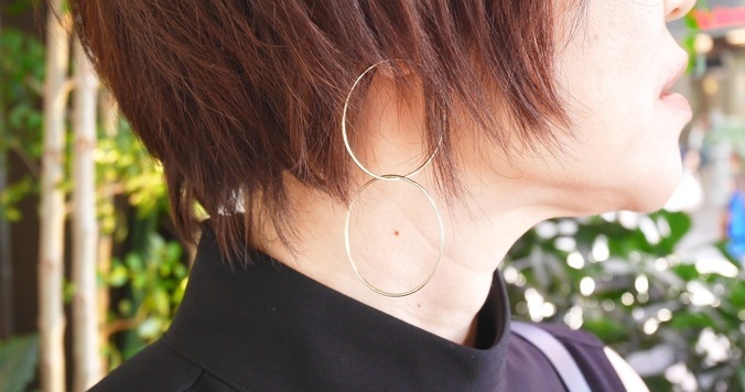 【おしゃれびとスナップ #８】辛口小物と華奢ジュエリーで夏の黒をかろやかに