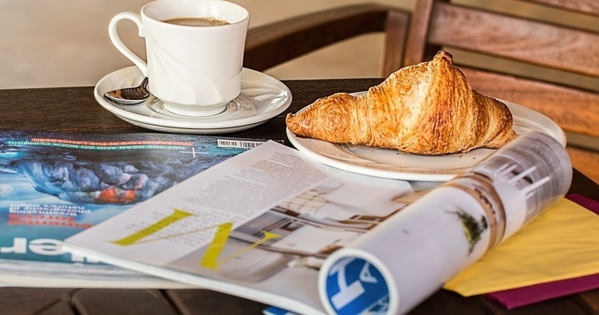 感性豊かな暮らしのアイデアを本からもらう。本嫌いだったデザイナーの本棚【本棚百景#７】