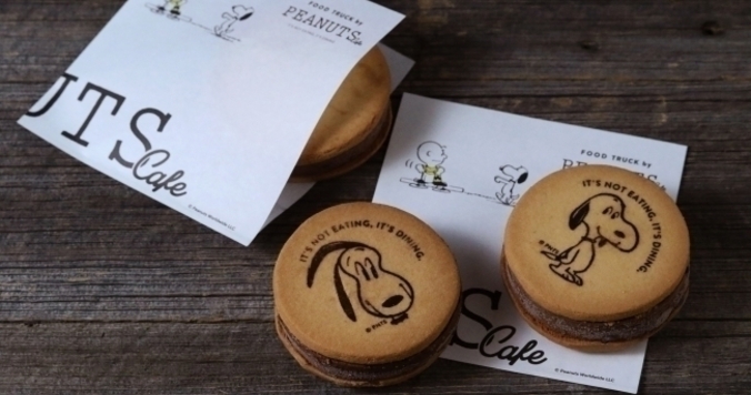 スヌーピーをプリントした、オリジナルアイスサンドクッキー【中目黒PEANUTS Cafe】